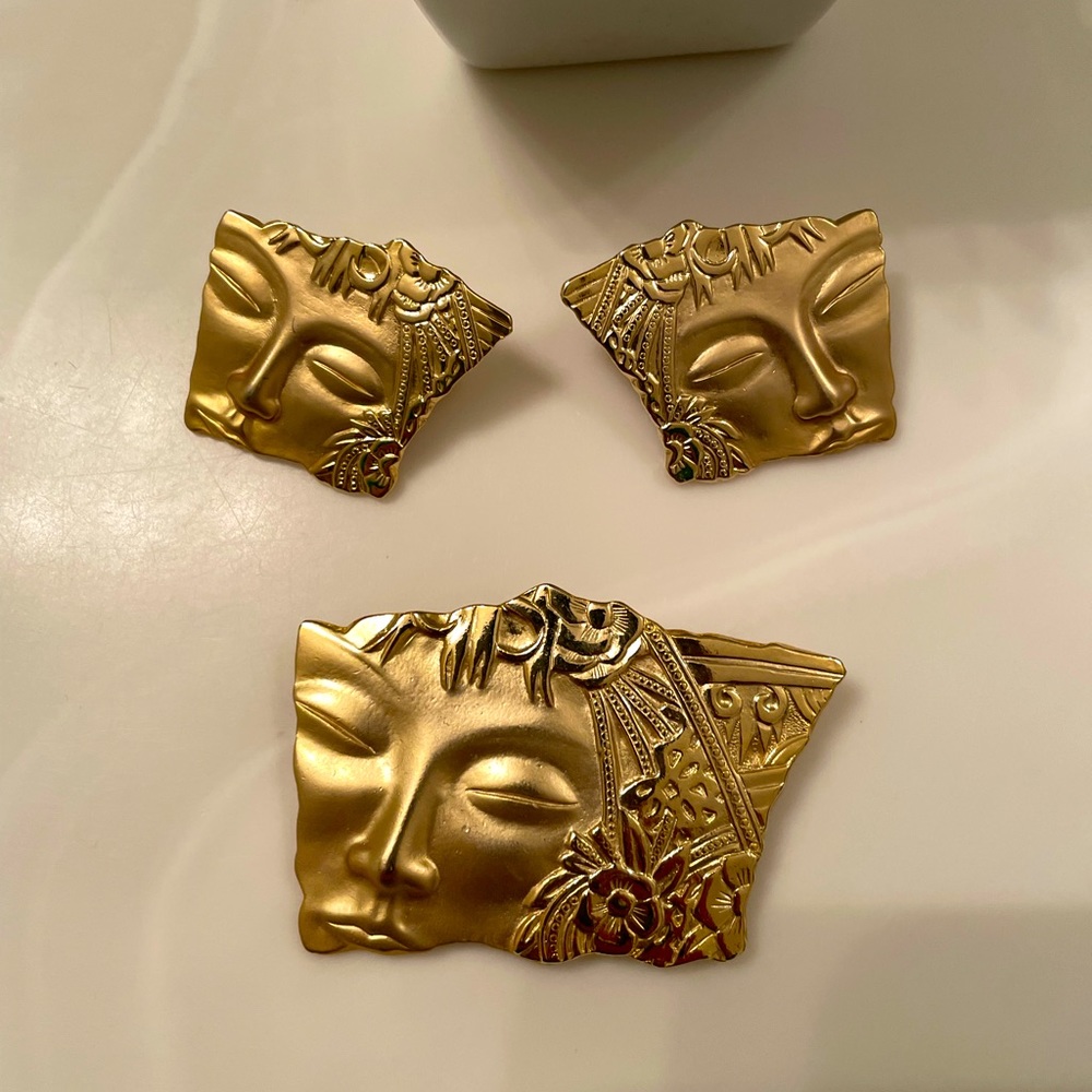 Beautiful abstract vintage JJ Earrings and Brooch pin set